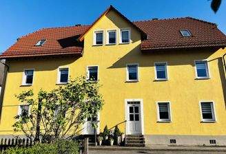 Wohnen am Fluss... die Nordwestansicht des stattlichen Doppelhauses