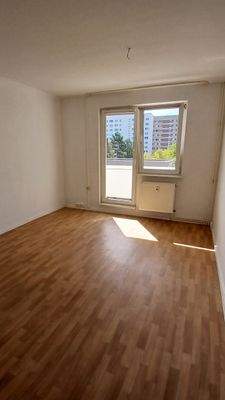 großes Zimmer (17m²) + Balkon