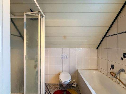 DG Bad mit Dusche und Wanne