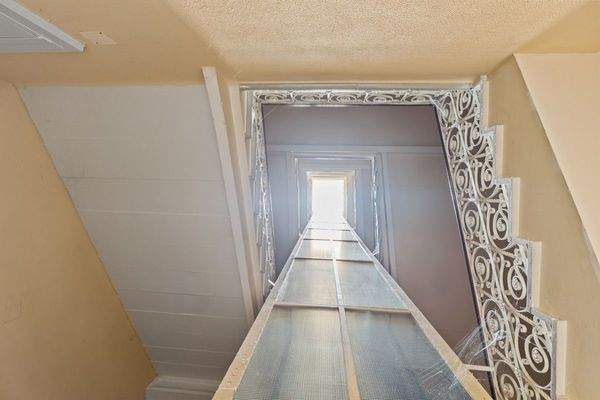 Treppenhaus mit Fahrstuhl