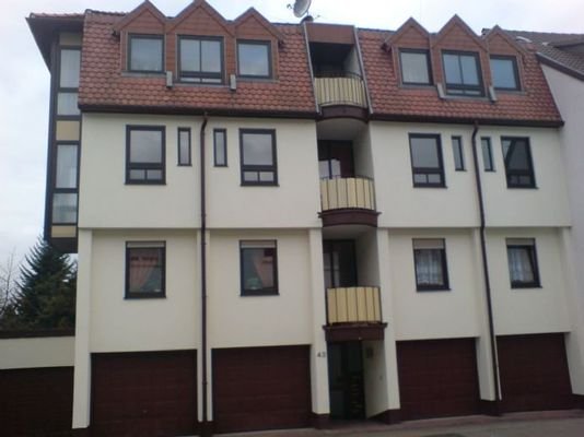 Außen mit Garageeinfahrt