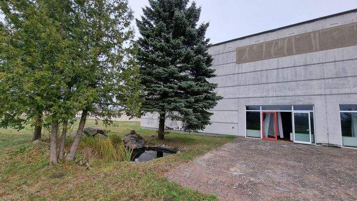 Theater_Aussenbereich_Teich