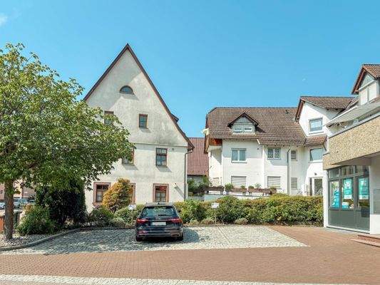 großzügige Kundenparkplätze