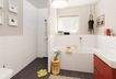 Das moderne Badezimmer mit bodengleicher Dusche und Badewanne