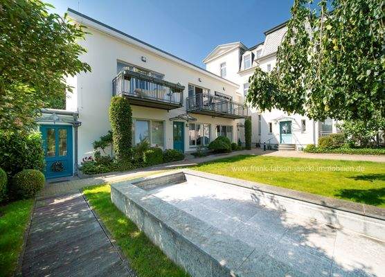 Haustür  und Parkanlage