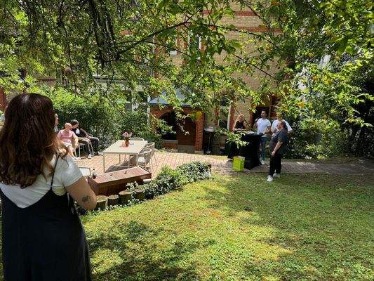 Gemeinsames Grillen im Garten