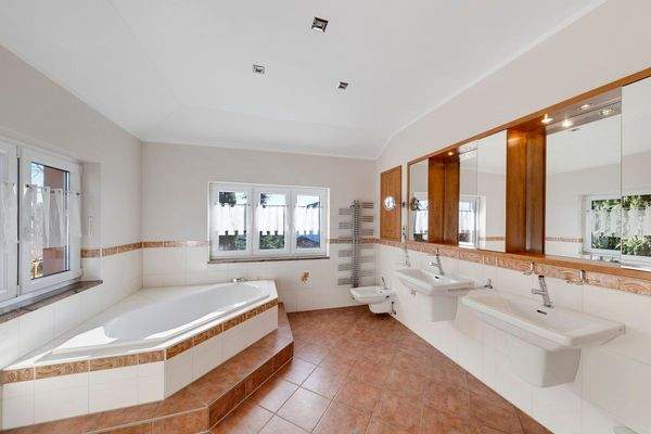 Bad mit Wanne und Dusche