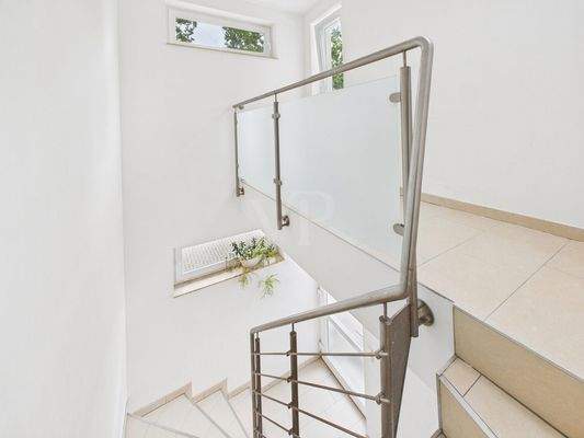 Helles Treppenhaus mit autarkem Zugang