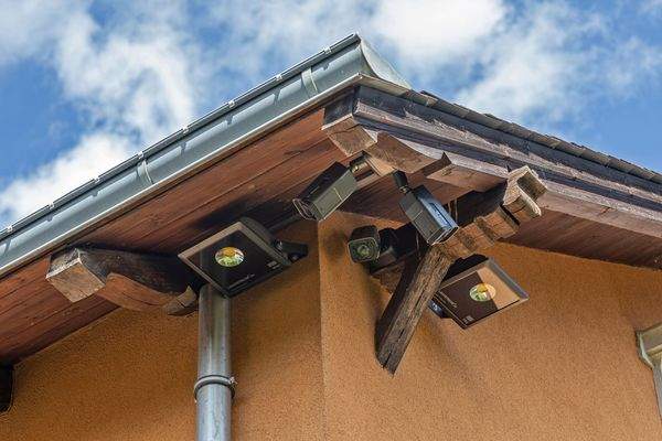 Kameras und Beleuchtung am Haus