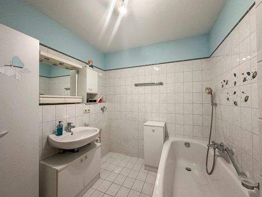 Bad mit Wanne und Waschmaschinenanschluss