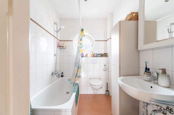 Badezimmer mit Wanne und Fenster