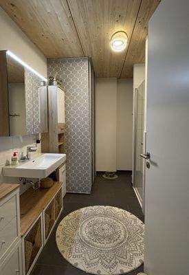 Bad mit Dusche und Badewanne