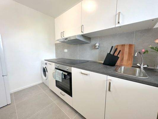 Moderne Küche mit Geräten