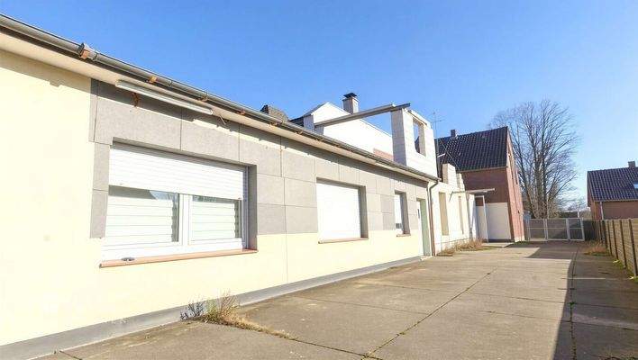 Hof von der Garage - (KI generiert)