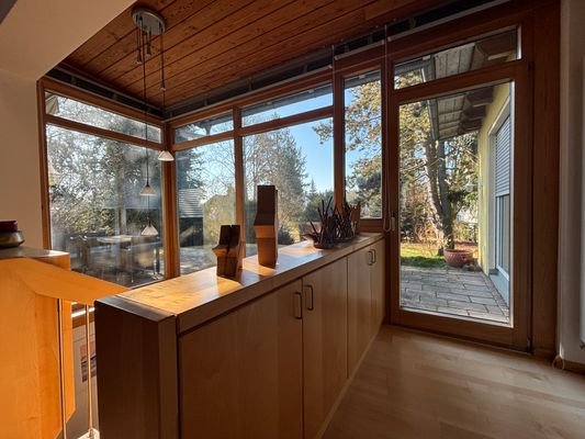 Glasfront mit Einbauschränken