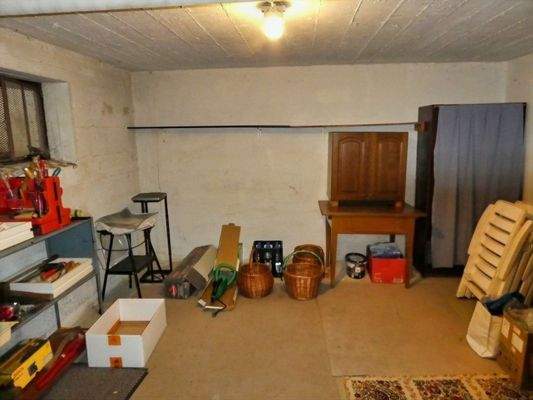 Geräumiger Kellerraum für Vorrat und Lager