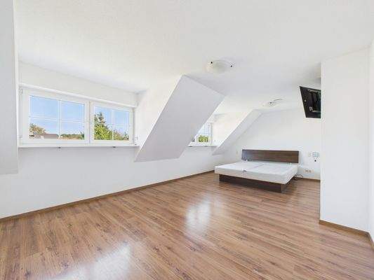 Großzügiges Schlafzimmer