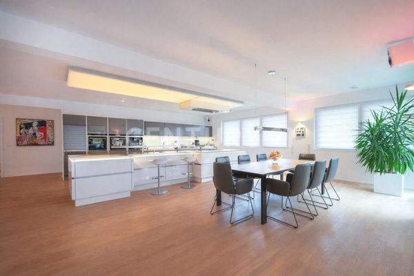 Luxuriöse offene Küche mit Essbereich