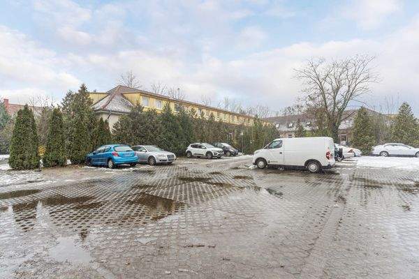 Parkplatz vor dem Gebäude