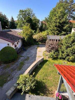 Blick in Hof und Garten