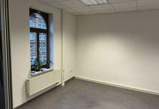 Helles Büro mit Fenster