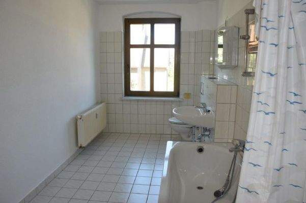 geräumiges Bad mit Fenster