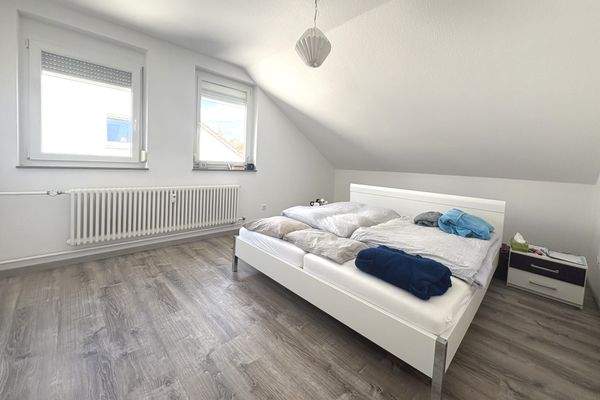 Schlafzimmer DG links