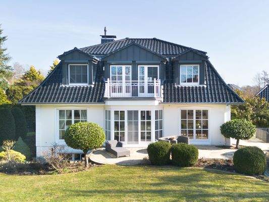 Hausansicht mit Blick auf die Terrasse