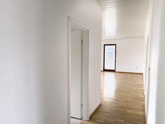 Blick vom Flur in den Wohnraum