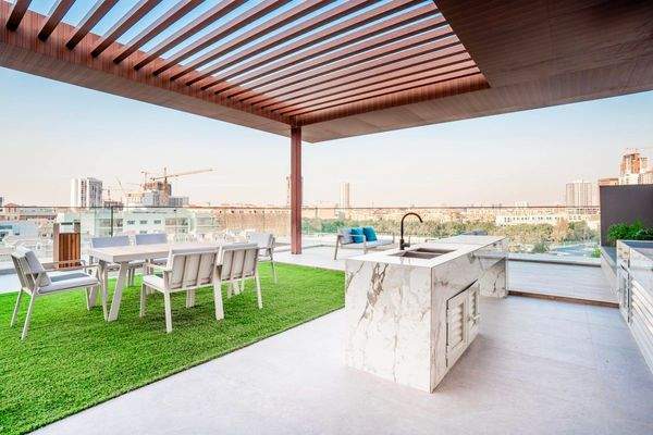 Exklusive Dachterrasse mit integrierter Außenküche