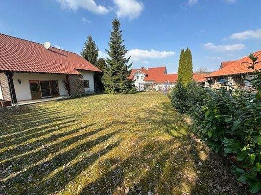 ebenerdiger großer Garten