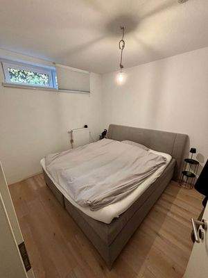 Helles Schlafzimmer mit Bett
