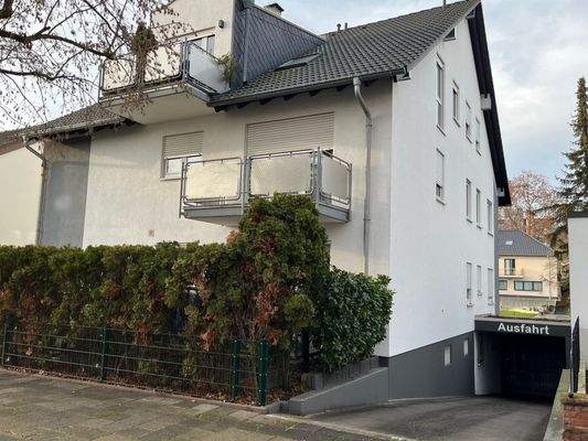 Straßenansicht mit Tiefgarage