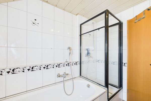 Dusche und Badewanne.jpg