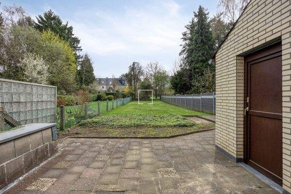 Terrasse mit Garten und Zugang Abstellraum