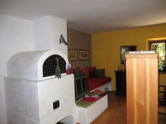 Kachelofen im Wohnzimmer