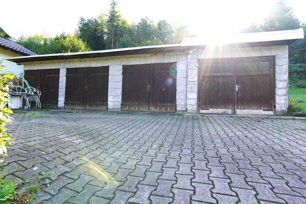 Garage mit vier Toren