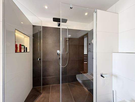 große Walk-in-Dusche
