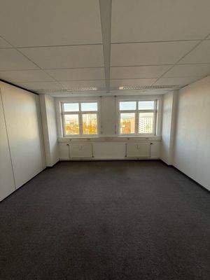 Leeres Büro mit Fenstern