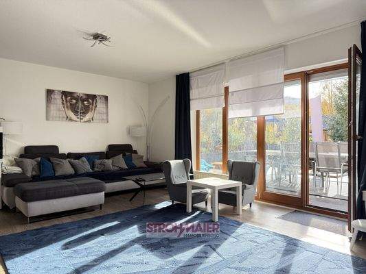 Wohnzimmer mit Fensterfront