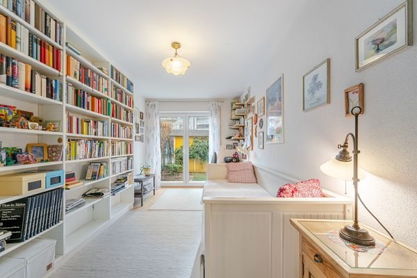 Helles Schlafzimmer mit Zugang zur Terrasse