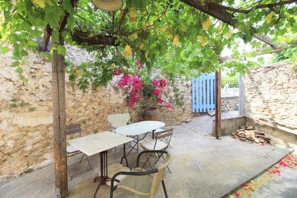 Schönes Steinhaus zum Verkauf mit Meerblick in Aspro