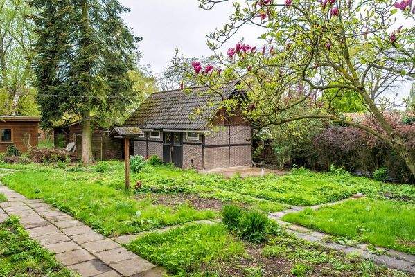 Garten hinten mit gemauertem Schuppen