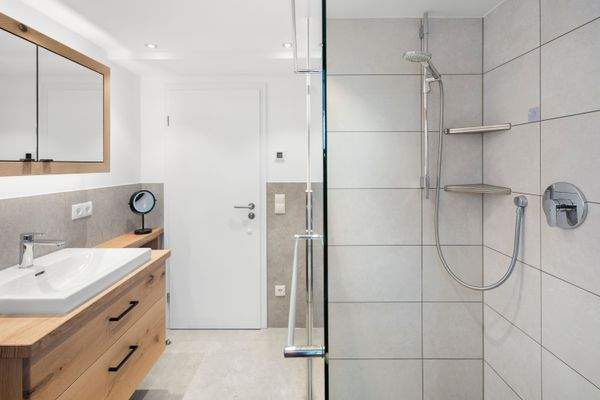 Modernisiertes Badezimmer mit bodengleicher Dusche (EG)