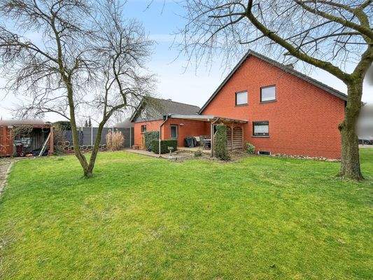 Rückansicht und Garten 1