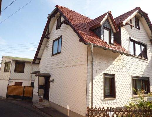 Giebelansicht mit Zufahrt und Nebengebäude