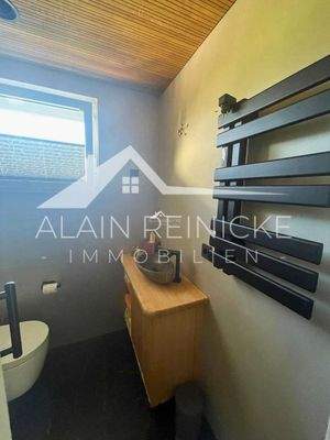 Handtuchtrockner und geschreinerter Echtholz-Unterschrank