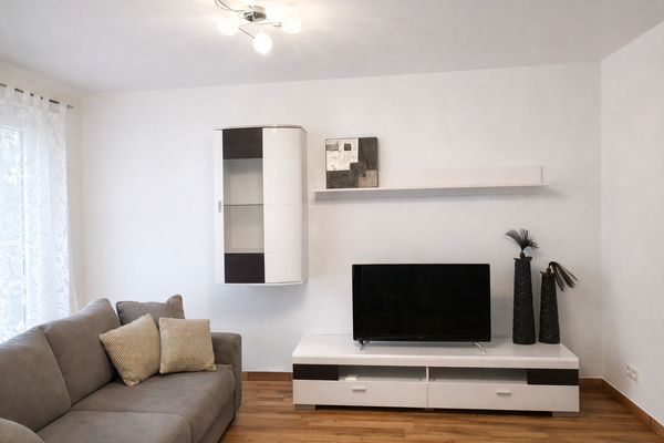 Bodentiefe Fenster führen in den Garten