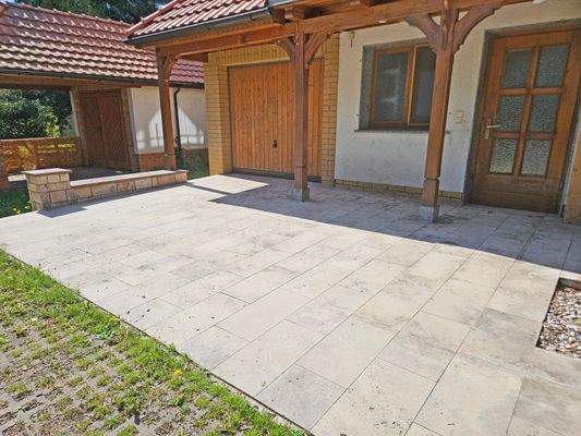 Terrasse mit Garage