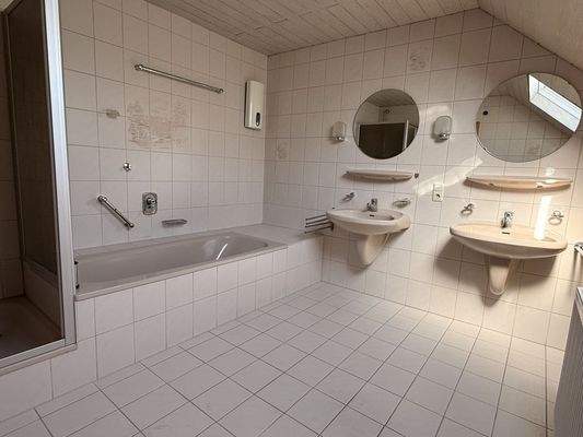 Badezimmer mit Dusche und Wanne OG 